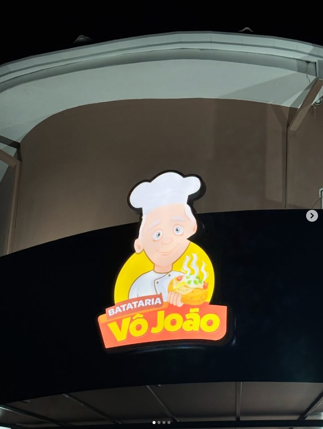 Painel luminoso com logo do vô João produzido pela equipe art mídia comunicação visual